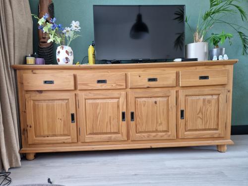 Grenen dressoir met veel bergruimte