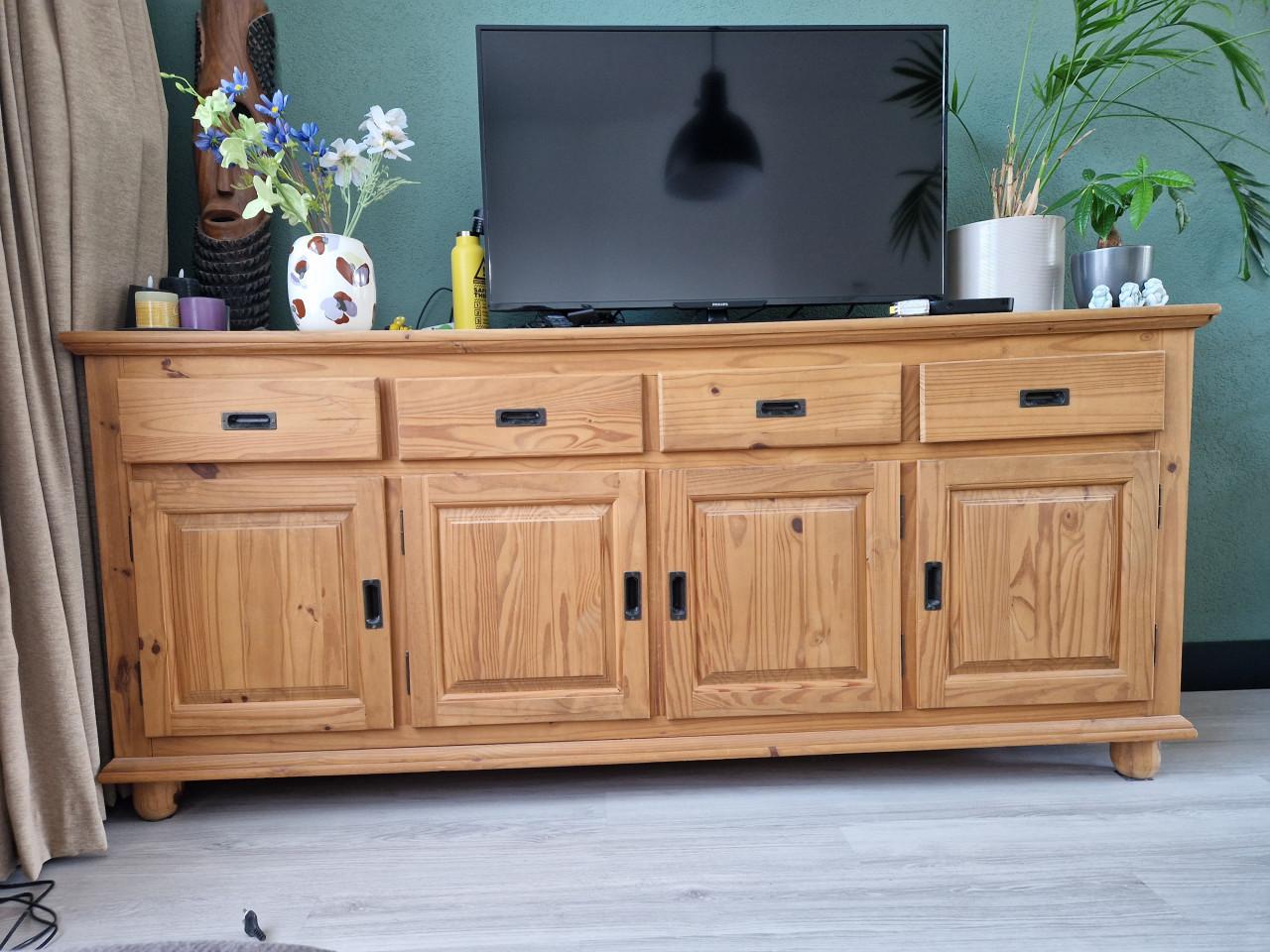 Grenen dressoir met veel bergruimte