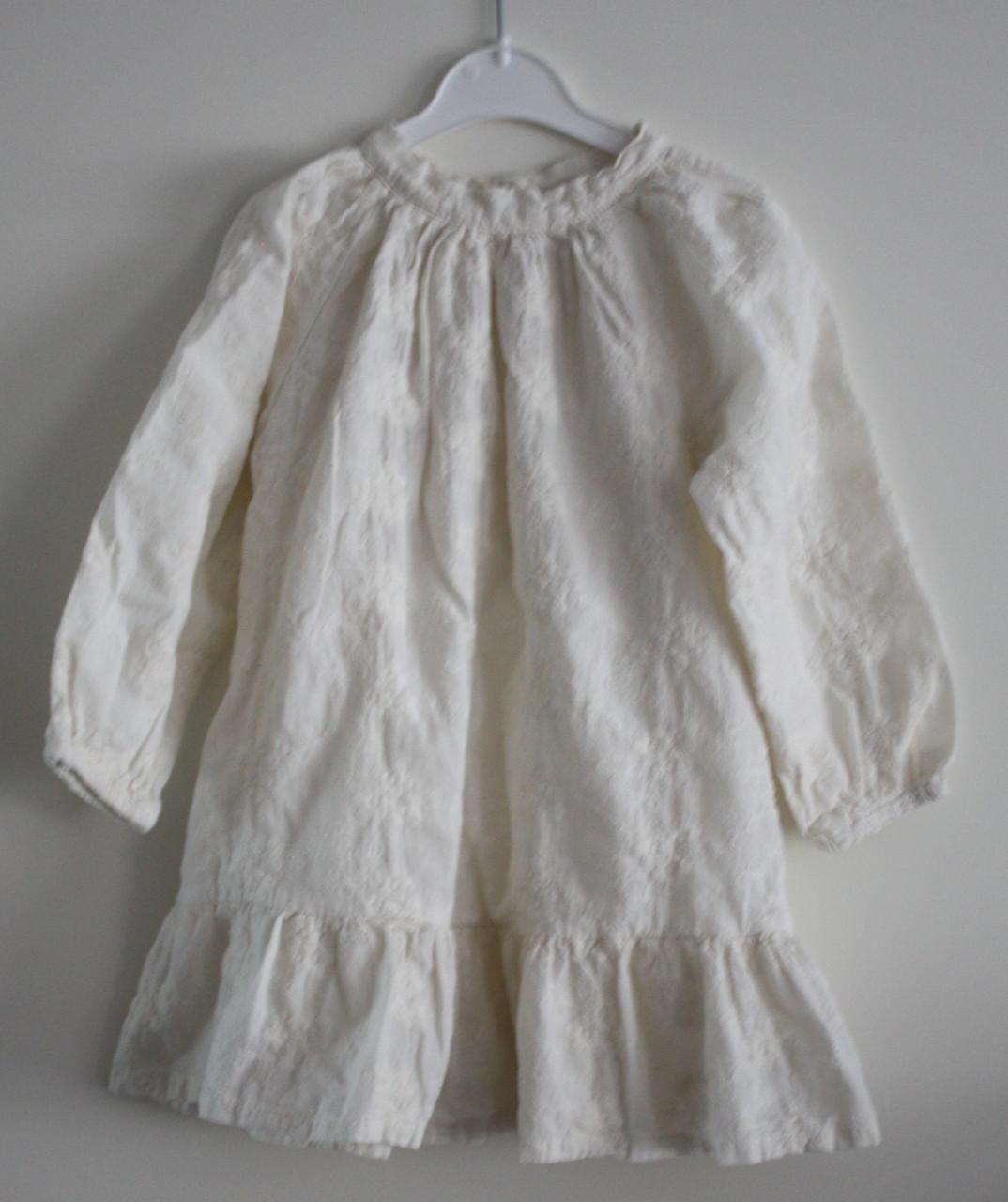 Beige  jurk met geborduurde bloemen maat 104