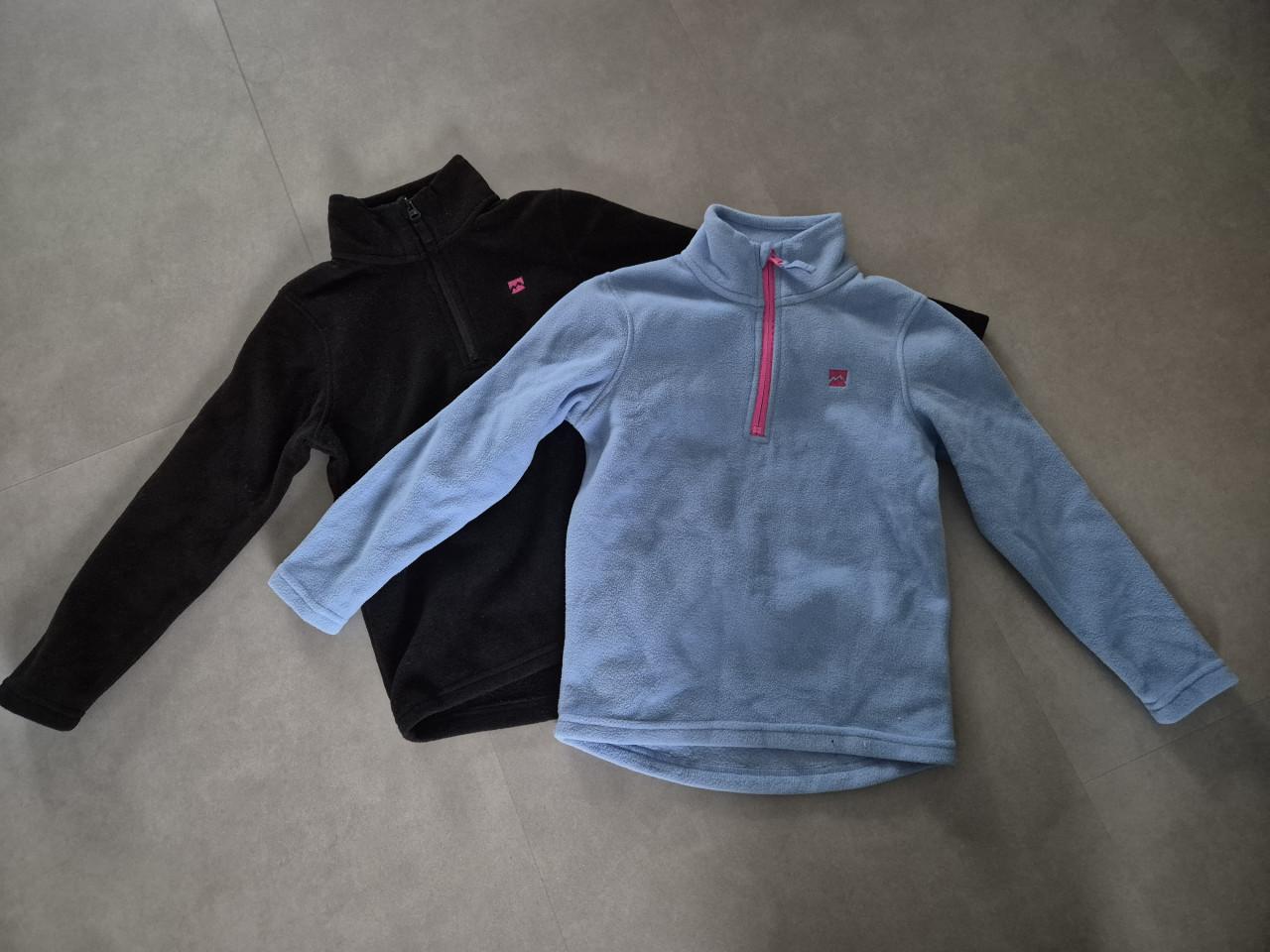 2 sweaters maat 122/128