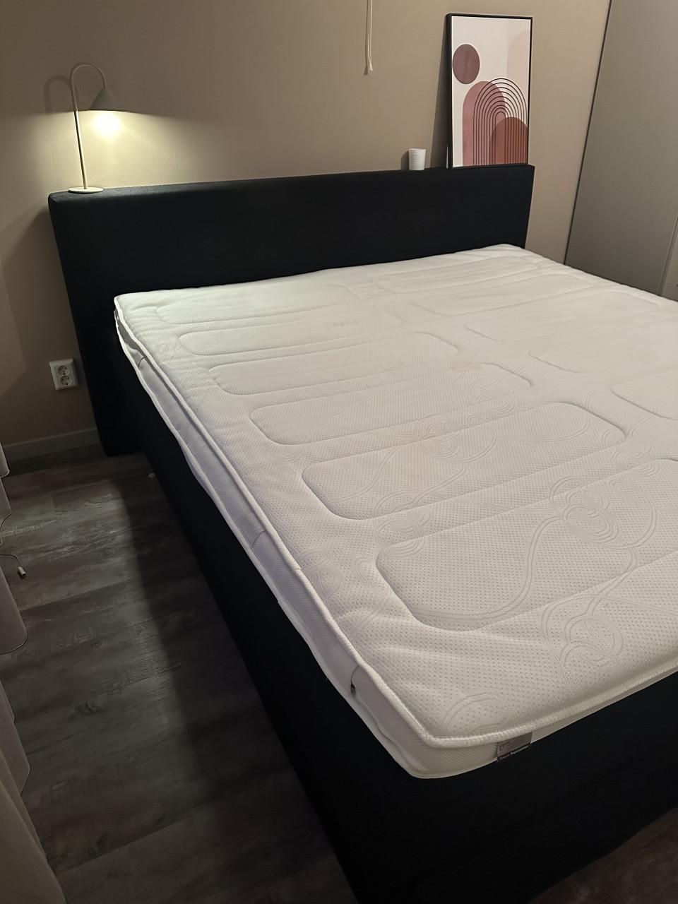 Boxspring zwart 180x200 met norma matrassen