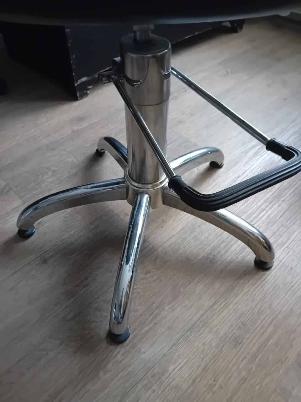 Kappers pompstoelen 2 stuks.