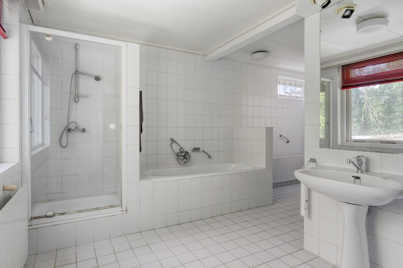 Mooi groenomzoomd vrijstaand huis met 4 slaapkamers en zeer grote badkamer