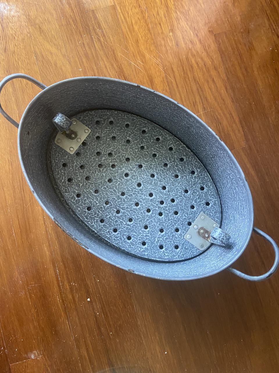 Collectie grijs gewolkte emaille pannen / vintage keukengoed.