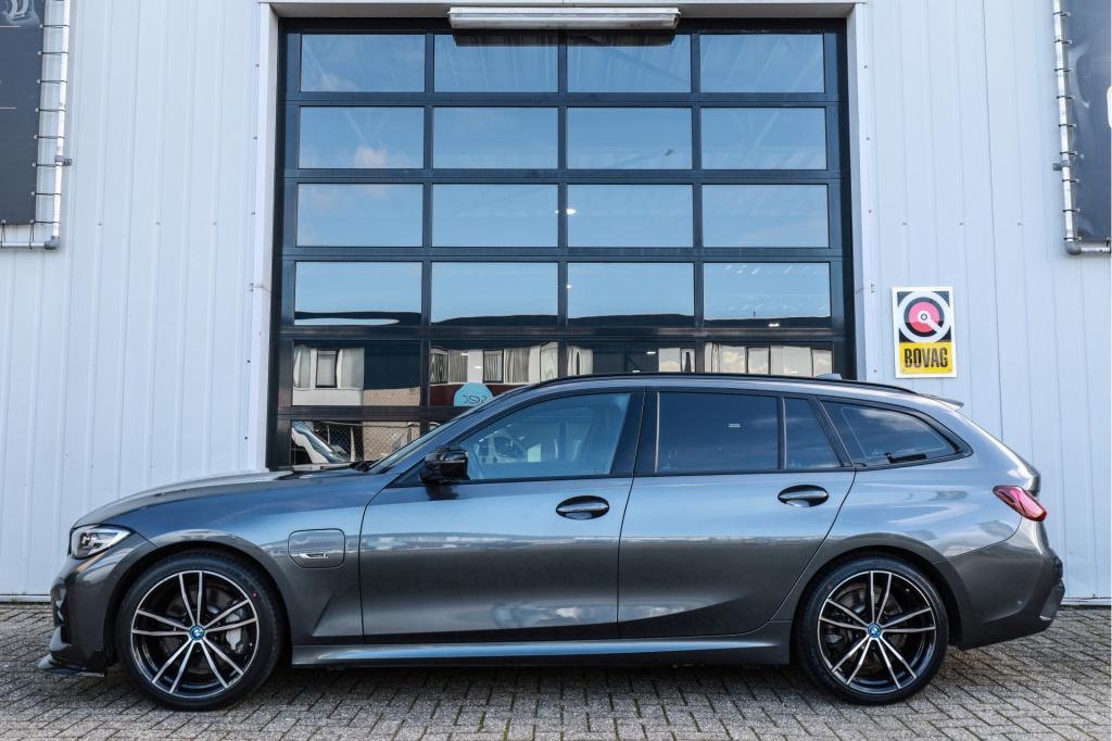 BMW 3-serie touring 330e m sport cam i trekhaak i acc i 292pk