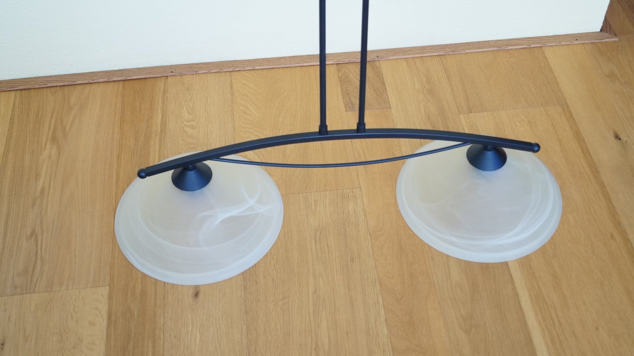 Zwart metalen hanglamp met 2 melkglazen kappen.