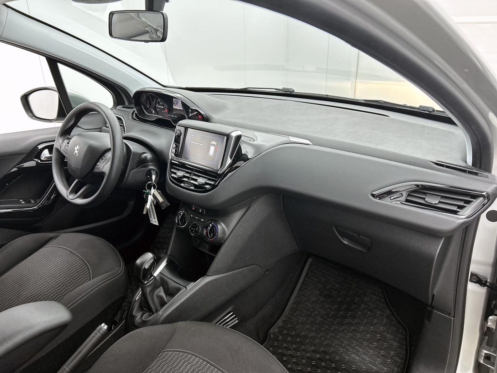 Peugeot 208 82 pk blue lion | rijklaar | trekhaak | navigatie | parkeersens