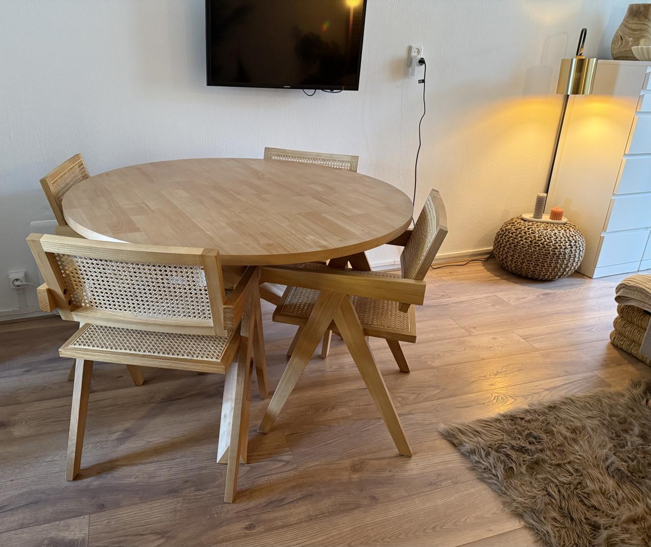 Ronde eettafel met 4 stoelen – te koop wegens verhuizing