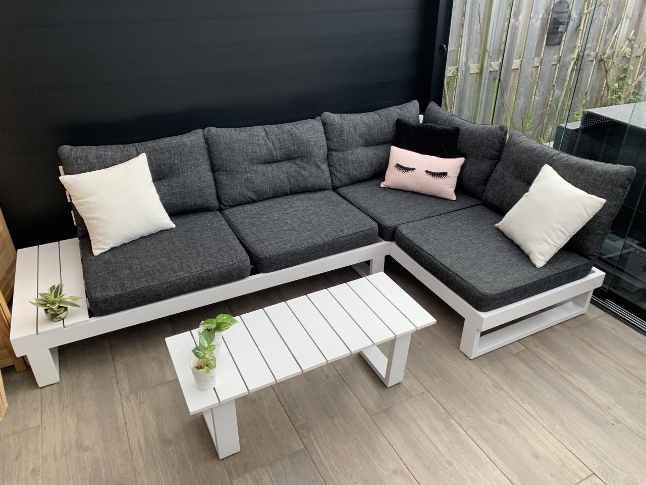 Alminium loungset met kussens en tafel merk SENSE.