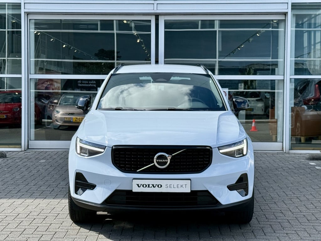 Volvo XC40 b4 197pk plus dark |adap.cruise| trekhaak | camera| elektrische
