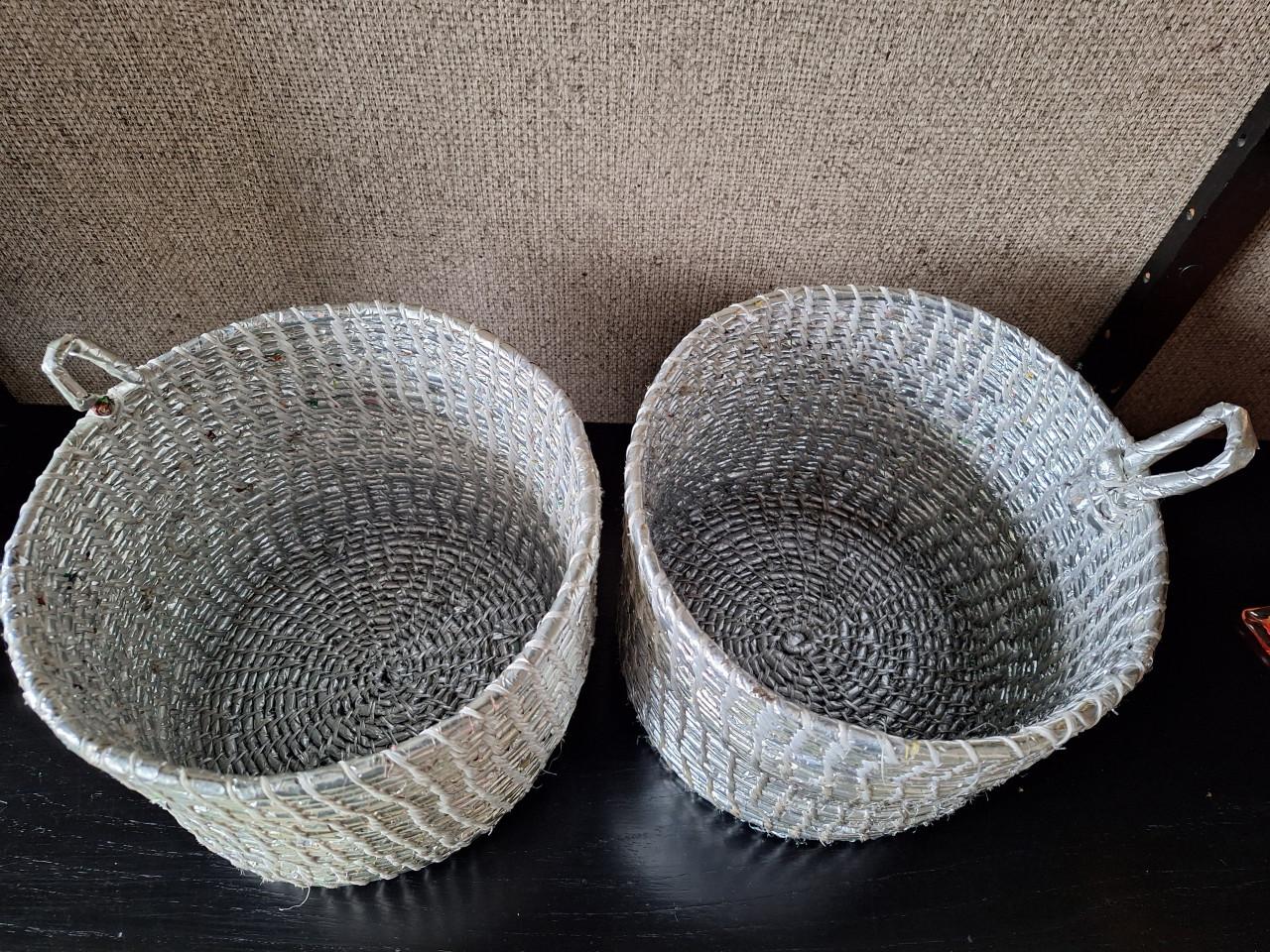 Bloempot zilverkleurig.  2 x. Lichtgewicht