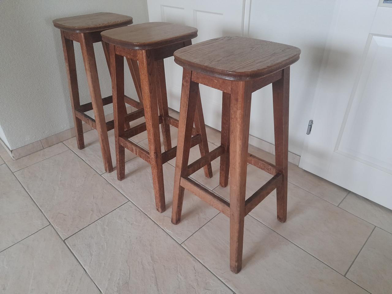 3 Barkrukken (doorleefd hout ) in goede staat !