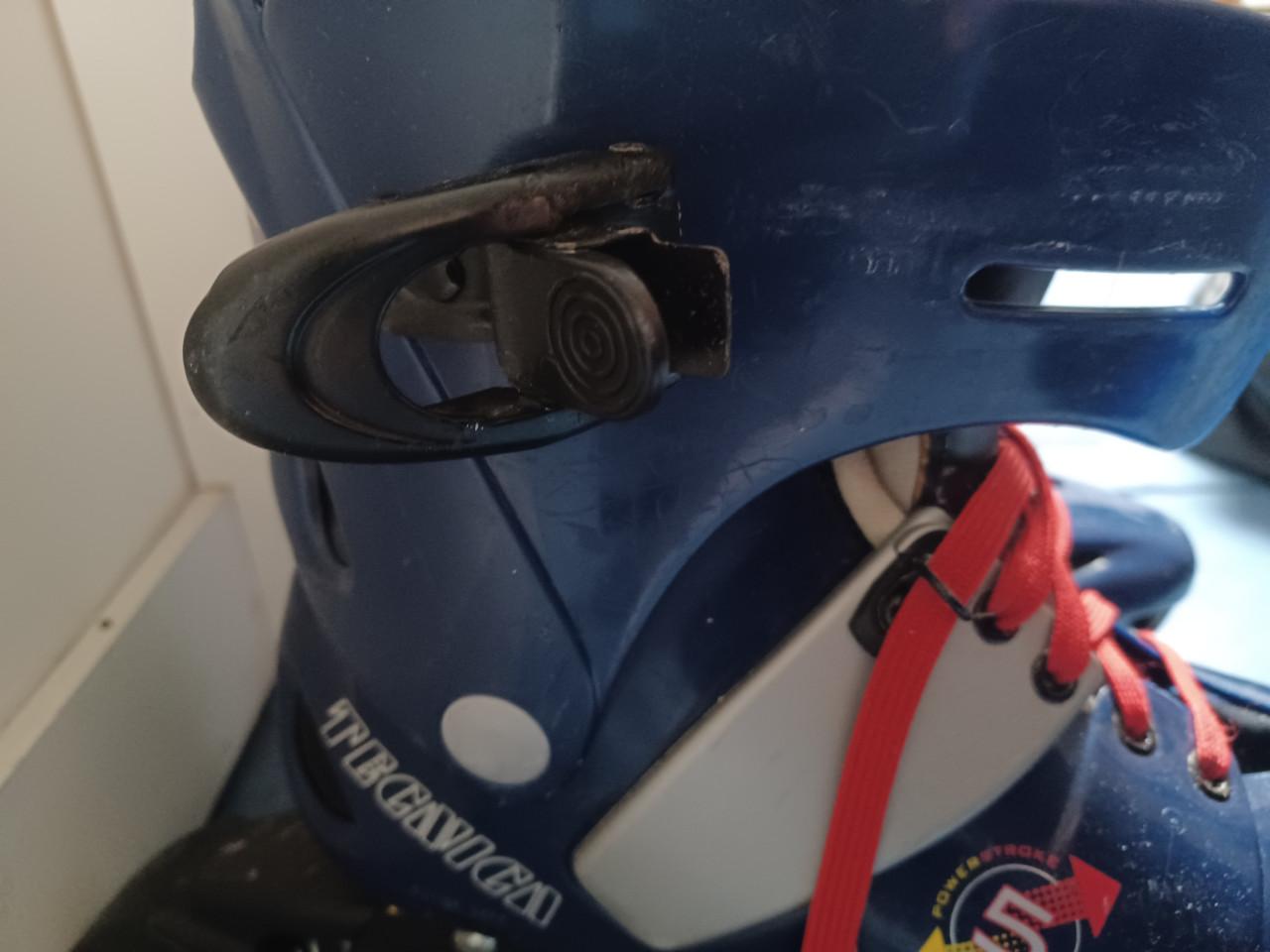 Skeelers met helm en beschermers