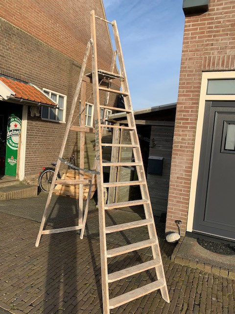 Verschillende(maten) oude houten stukadoors trappen"
