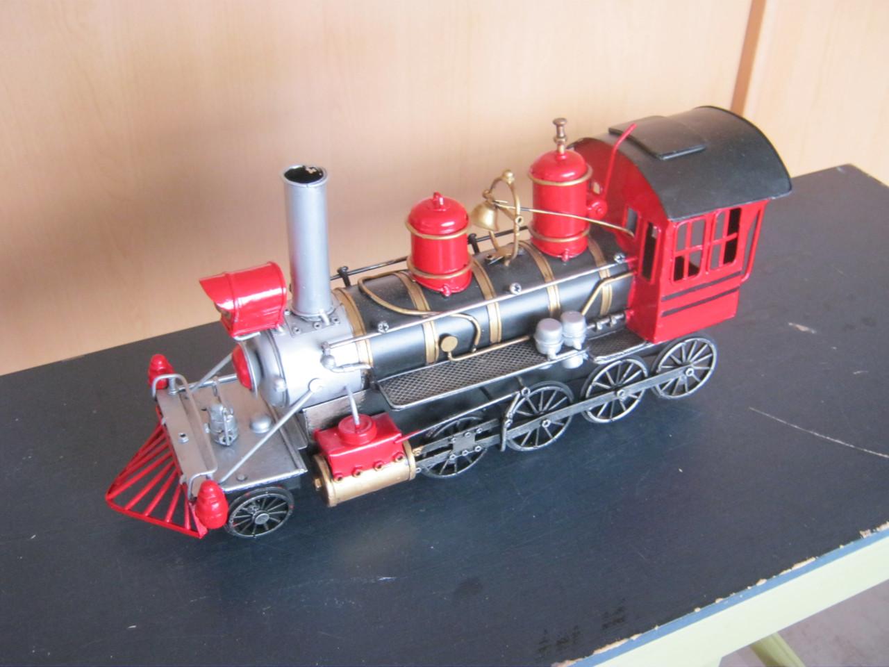 Metalen stoomlocomotief.