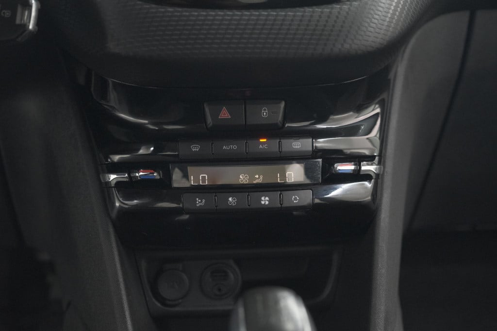 Peugeot 208 puretech 82 blue lease executive | parkeersensoren | navigatie 