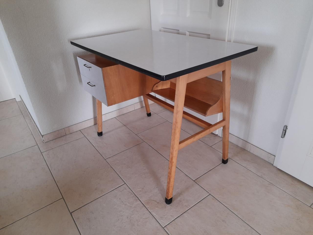 Vintage mid century hout en formica bureau  In goede nette staat!