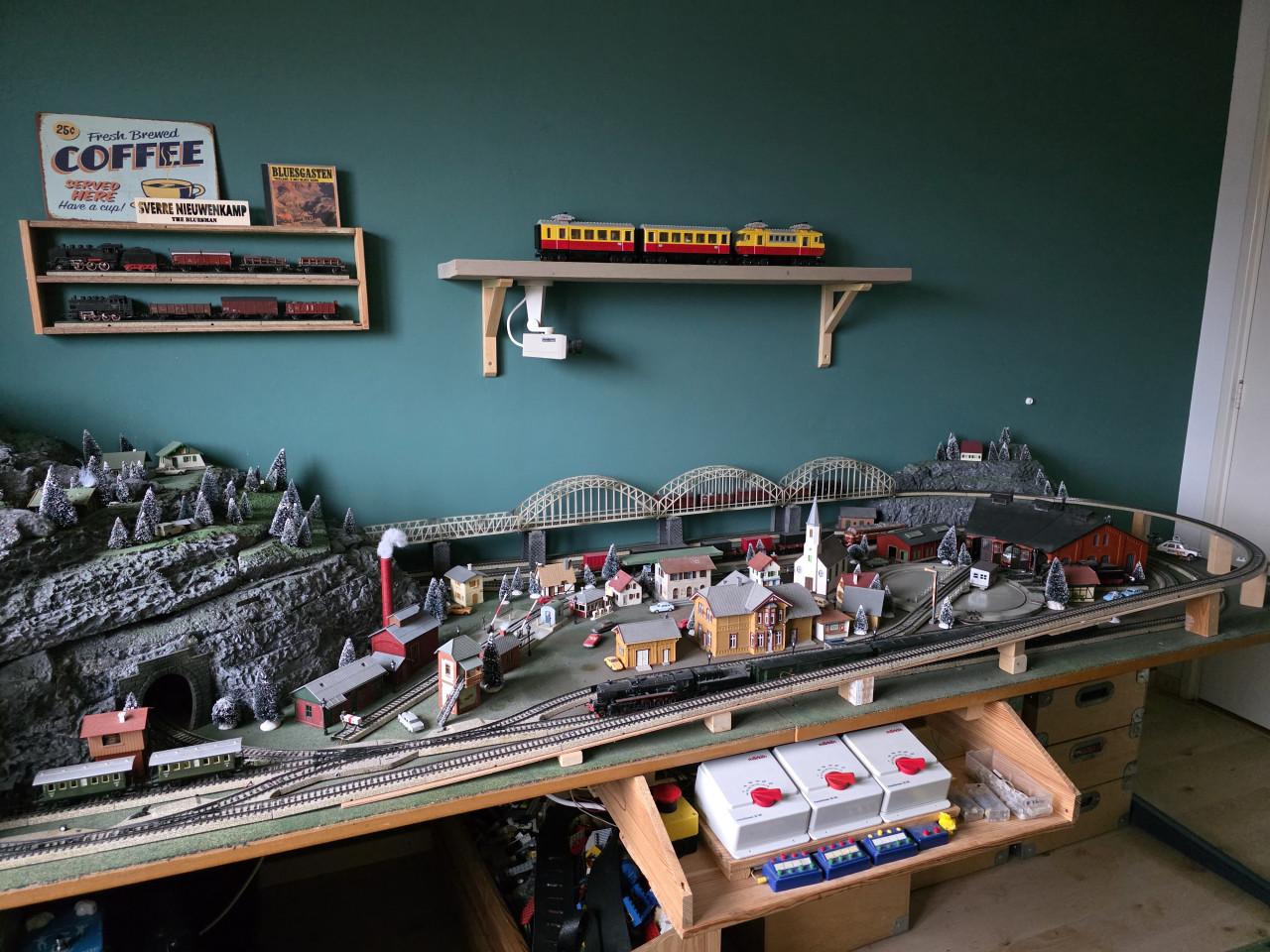 Treinentafel met berg