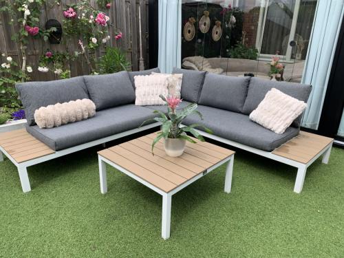 Witte Alminium loungeset met kussens en tafel.
