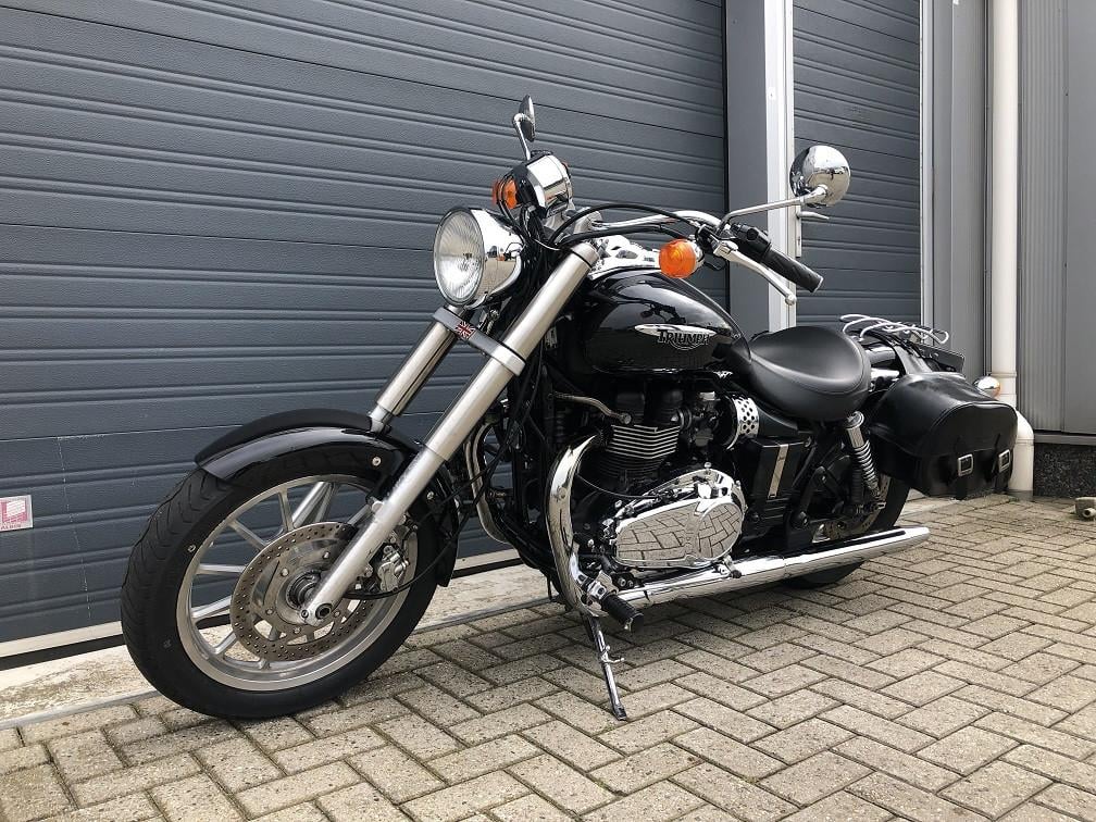 Triumph Bonnenville America uit 2008 met 27 dkm, lederen koffers etc €4250