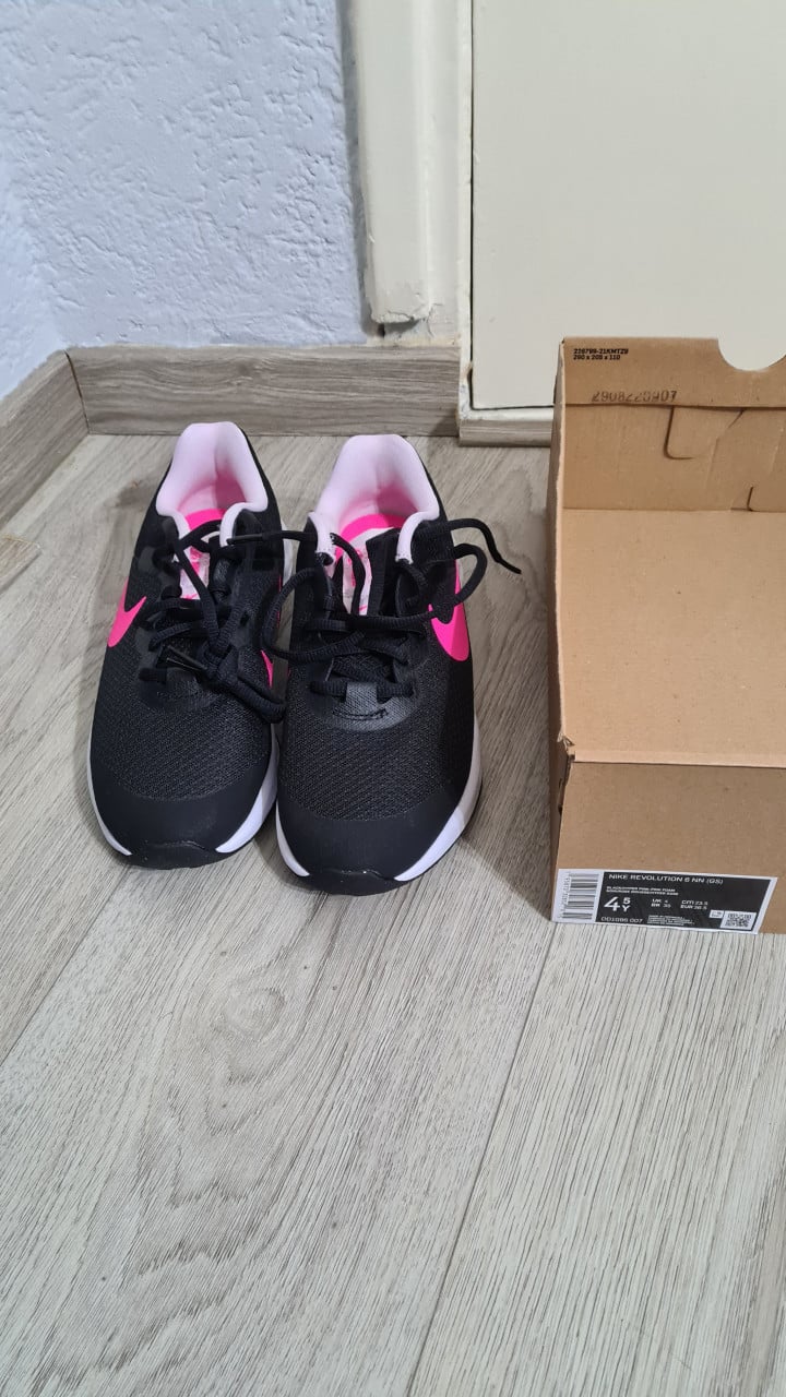 Meisjes sport schoenen NIKE- Nieuw in doos-Maat 36.5
