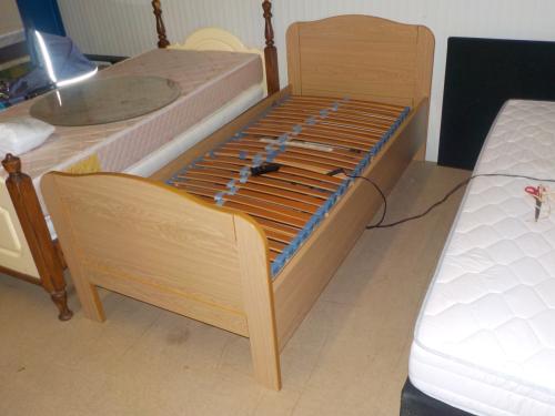 Mooie kwaliteit ledikant 90 x 200 cm met elektrische bodem zonder matras