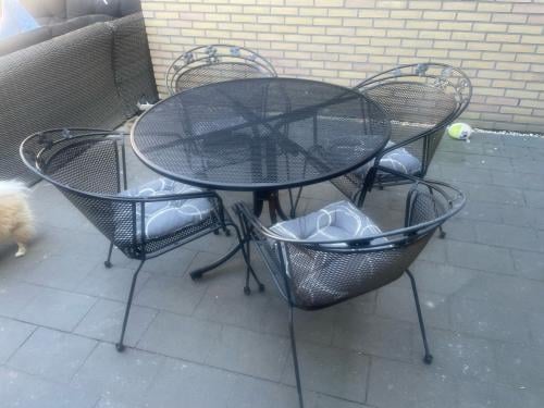 Buitentafel rond met stoelen