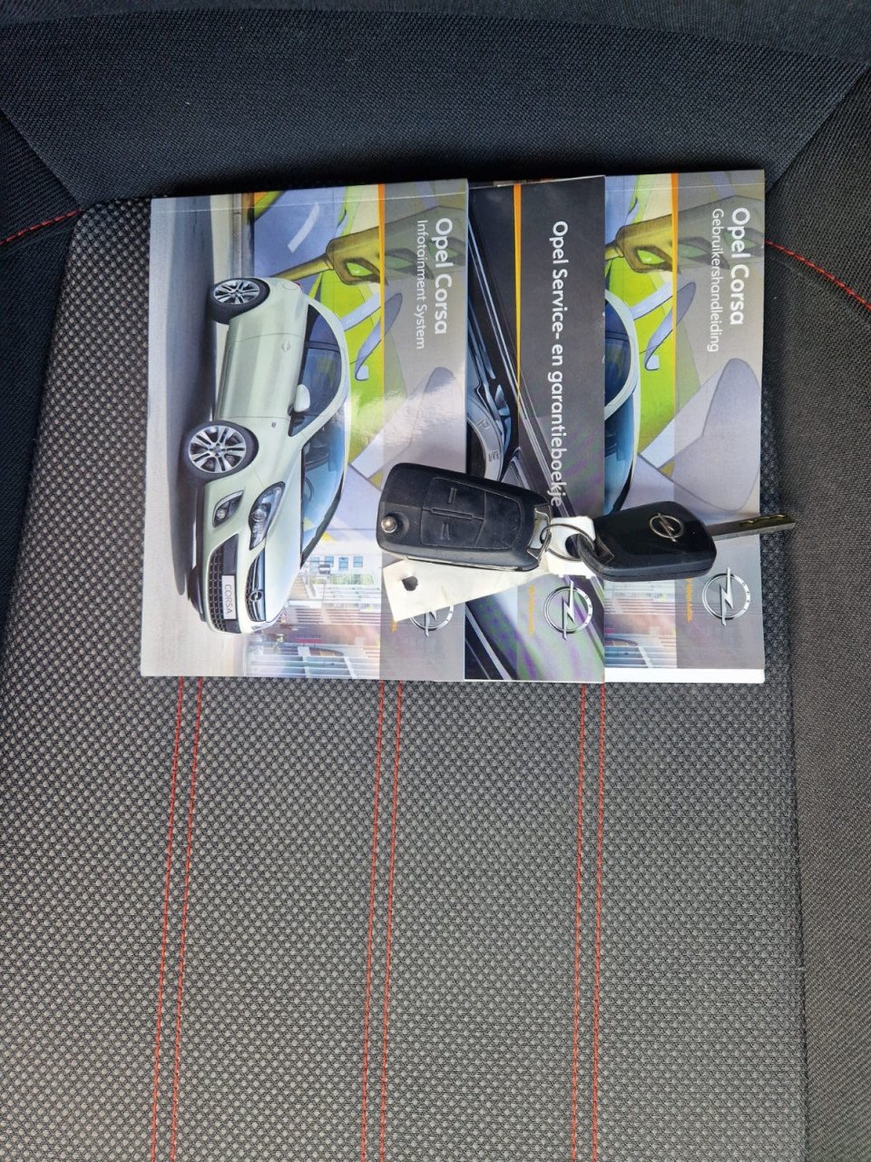 TE KOOP OPEL CORSA 1.4 16V COLOR EDITION MET AIRCO