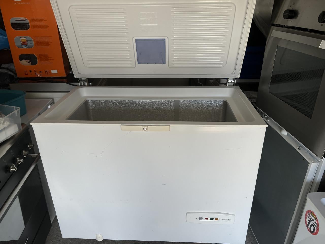Zo goed als nieuwe Whirlpool vrieskist 235 liter A+ – Schoon en zuinig