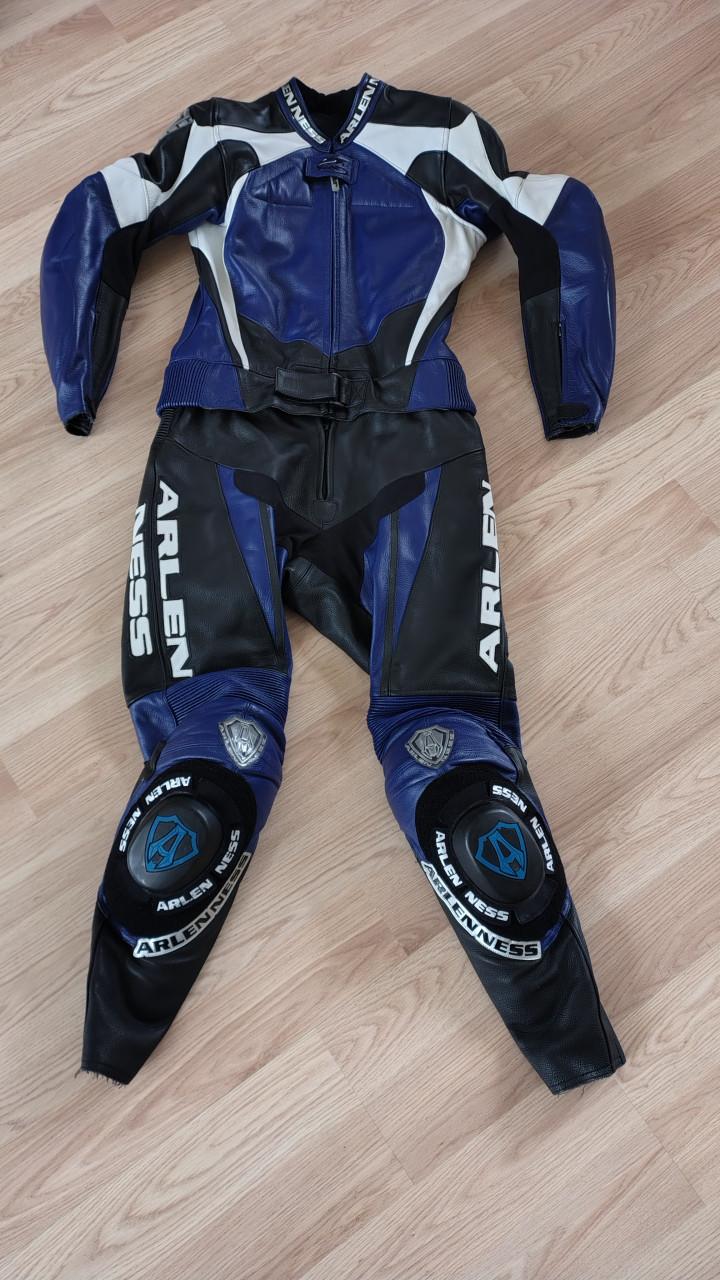 Dames motorpak / racepak van Arlen Ness, 4 keer gedragen