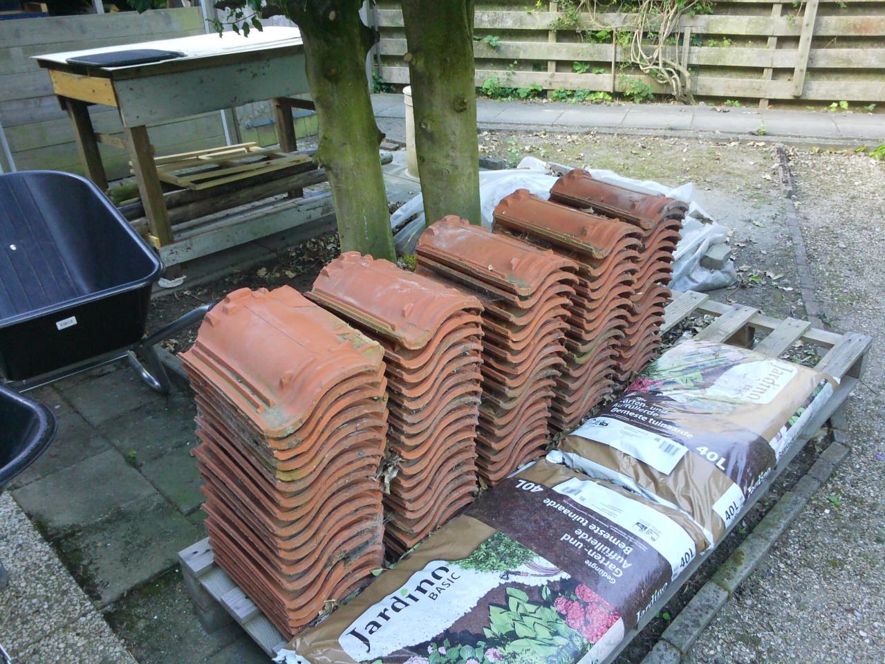 Gratis op te halen dakpannen.