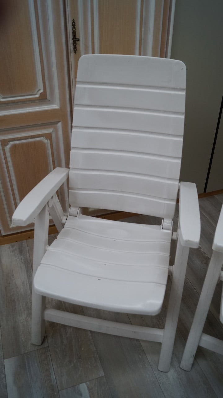 Twee witte Hartman "Carlton" tuinstoelen (gratis)