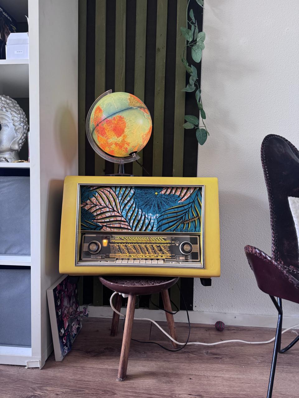 Vrolijke omgebouwde antieke Radio 1958