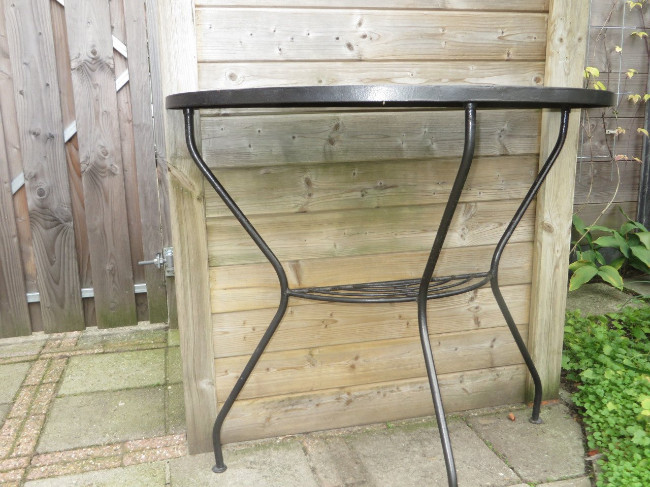 Halfronde metalen tuintafel