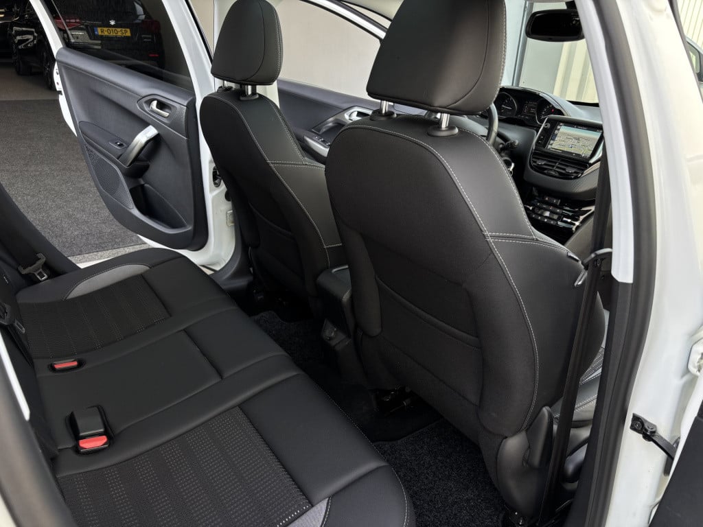 Peugeot 2008 allure 1.2-111pk/panoramadak/trekhaak