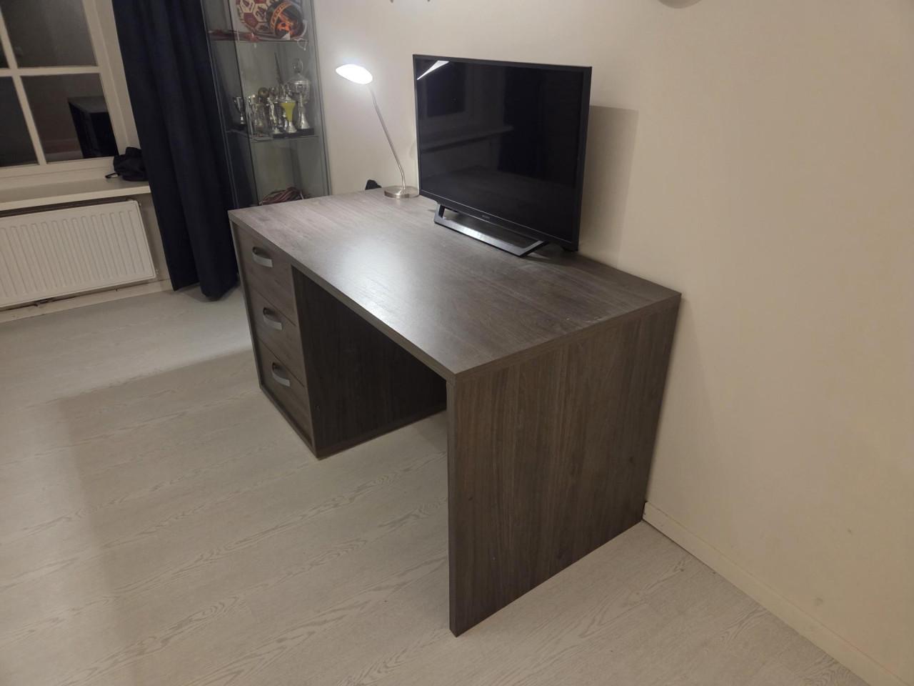 Bureau 135x66x72 (BxDXH) incl. ladekast