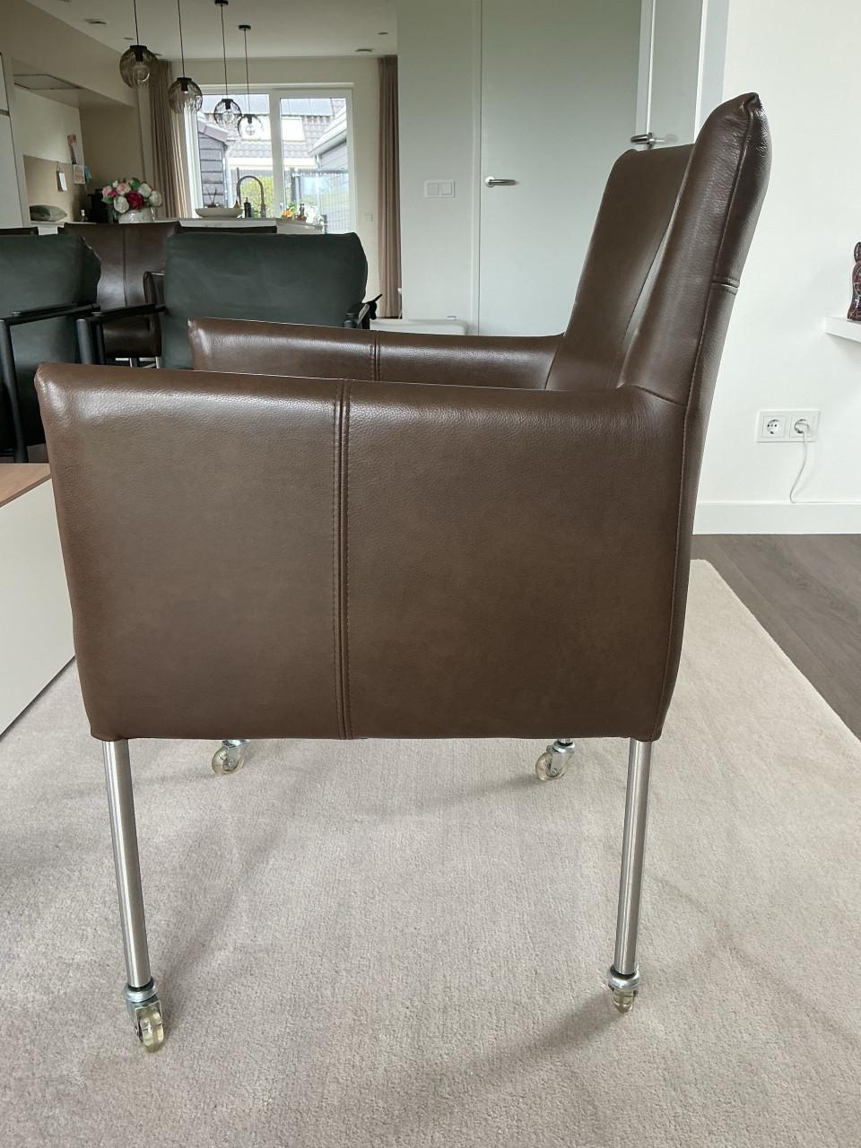 6 lederen eetkamerstoelen met armleuning kleur chocolade bruin i.z.g.s