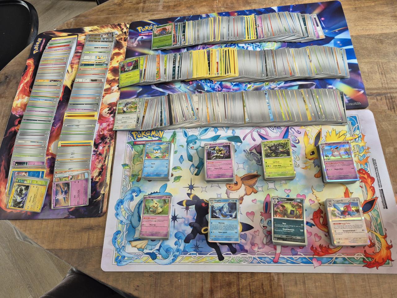 Mooie partij van 800 pokemon kaarten.
