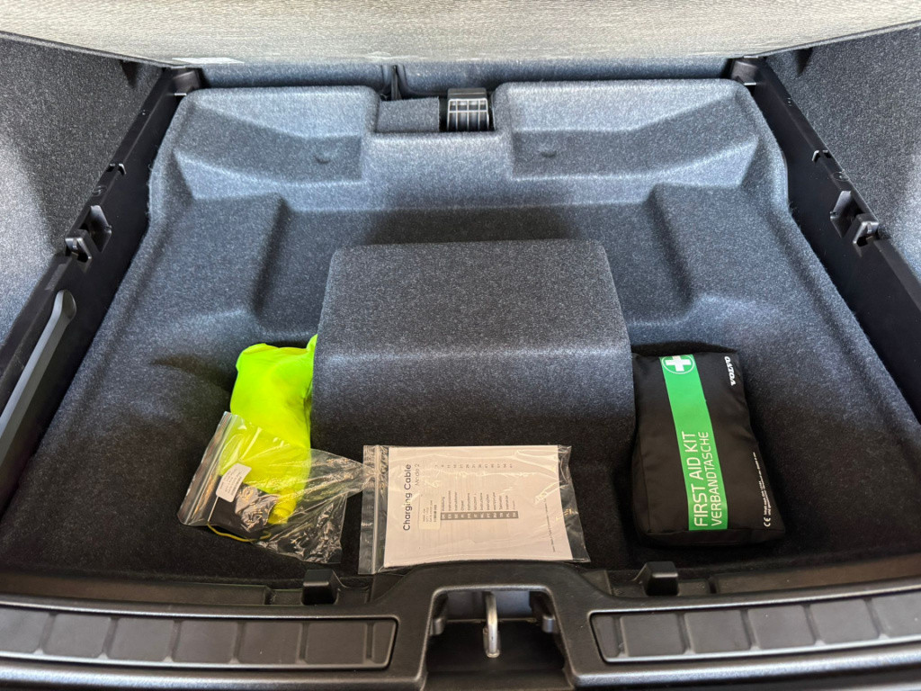 Volvo XC40 1.5 t4 recharge r-design black edition