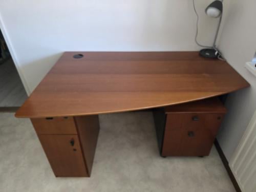 Kersenhouten bureau met ladenblok