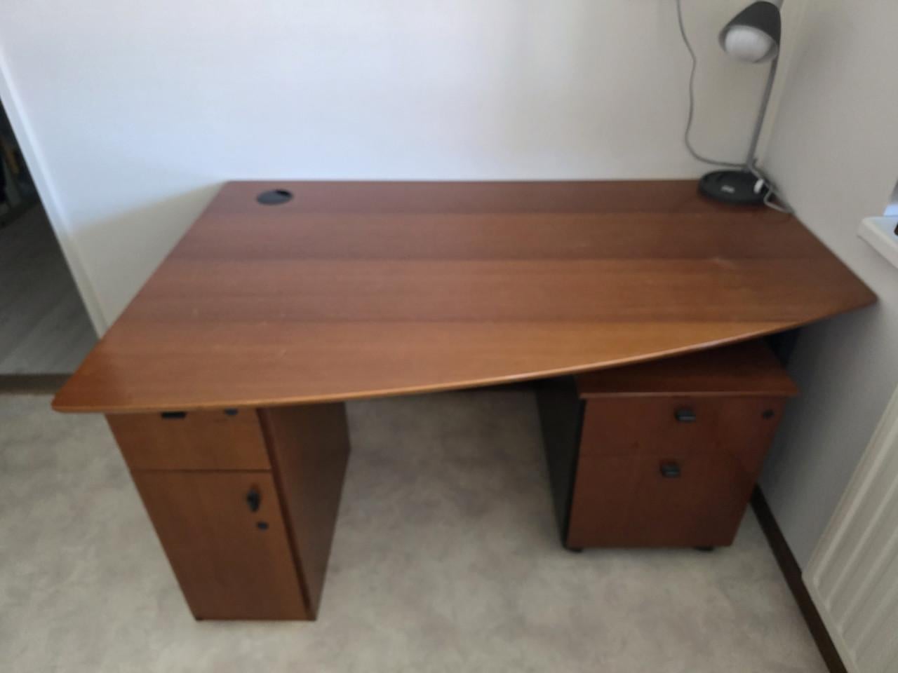 Kersenhouten bureau met ladenblok