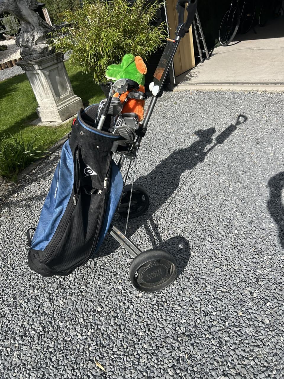 Trolley met complet set golfclubs van Dunlop pro