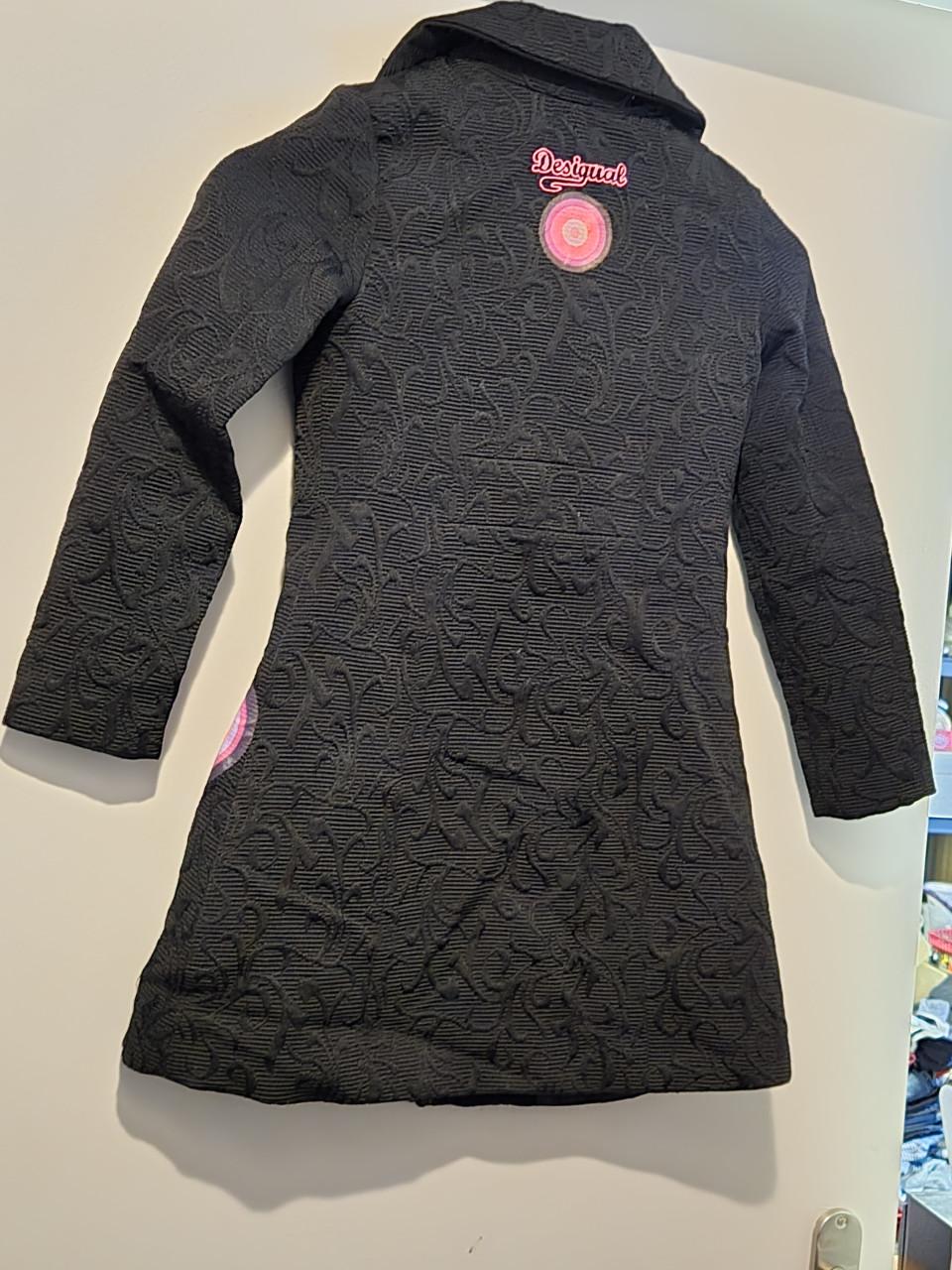 Prachtig meisjesjasje van Desigual. Het is maat 7-8 jaar.