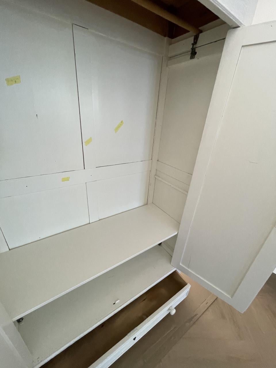 Mooie oude demontabele kledingkast