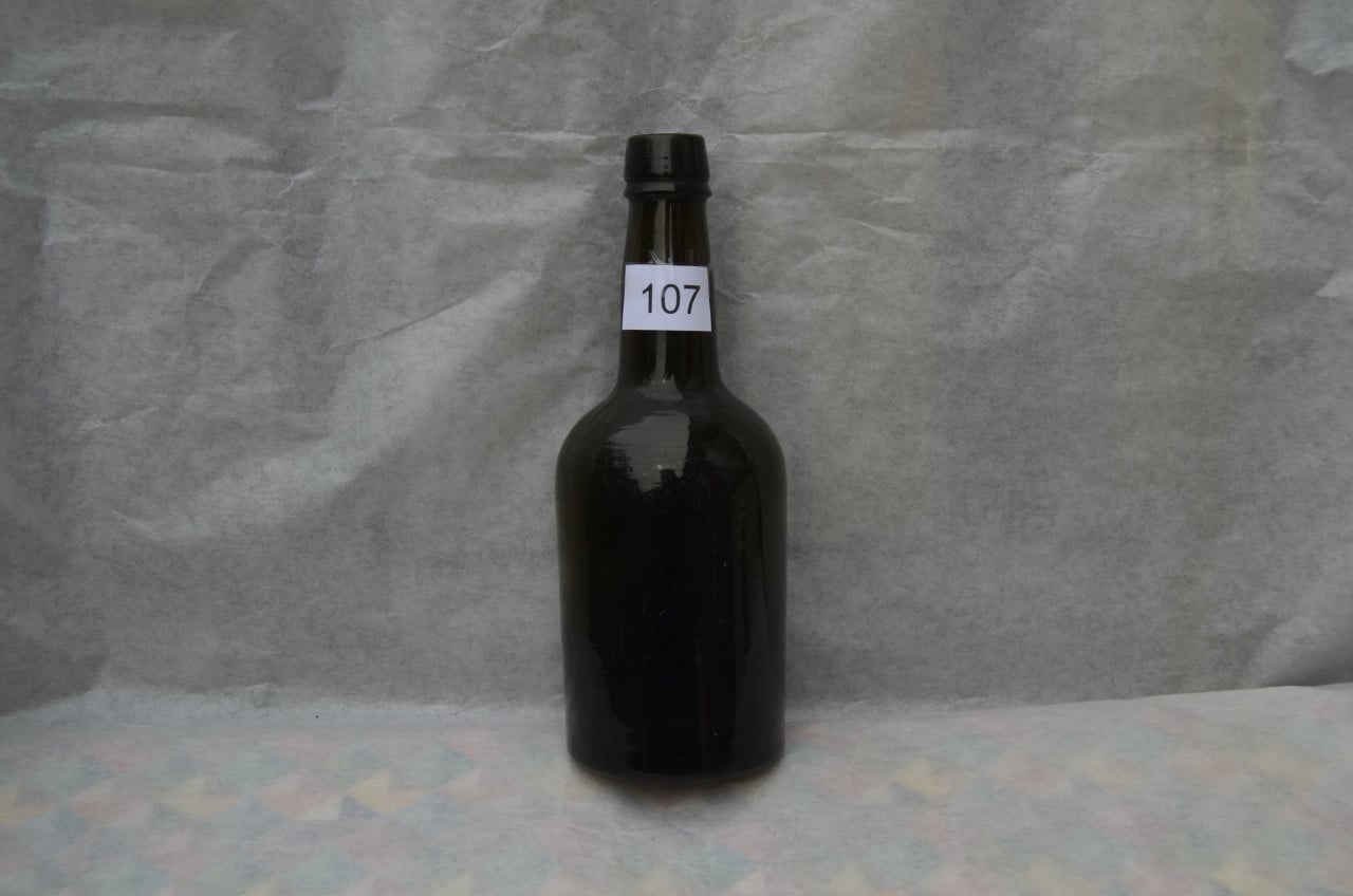 Nog een paar oude soda-, bier- en wijnflessen 19e eeuws