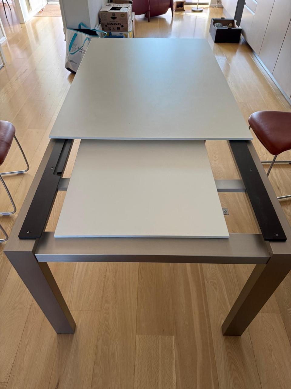 Moderne eettafel met Bert Plantagie stoelen