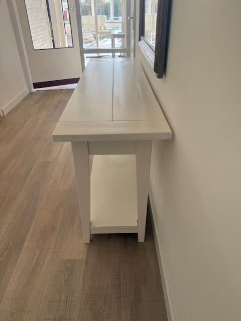 Wit houten sidetable