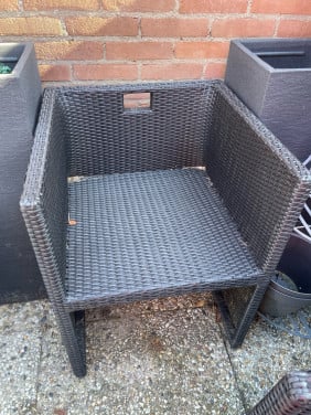 4 grijze tuinstoelen
