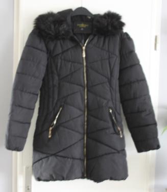 Zwarte jas met capuchon maat 3xl valt kleiner