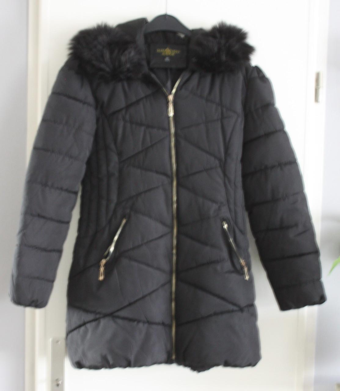 Zwarte jas met capuchon maat 3xl valt kleiner